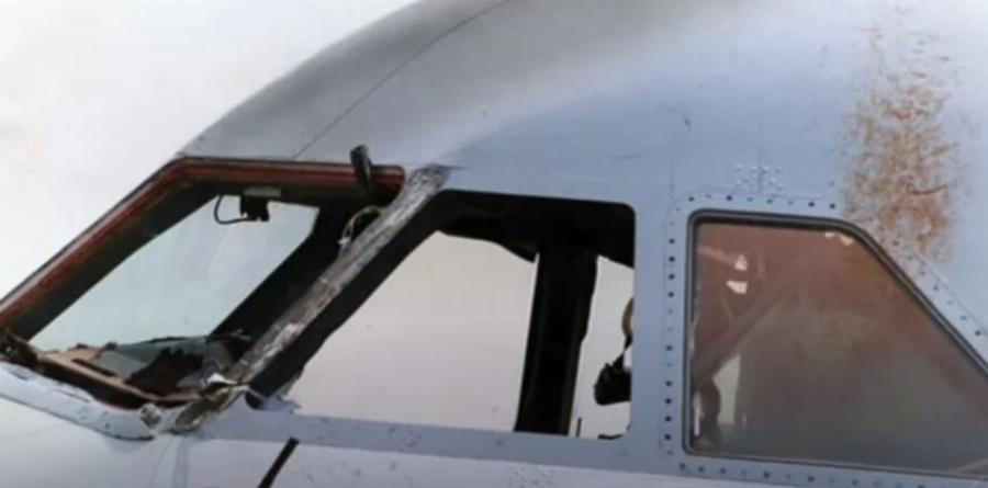 Έξω από το αεροπλάνο στα 23.000 πόδια: Η μοναδική ιστορία του πιλότου που κρεμάστηκε στο κενό και επέζησε