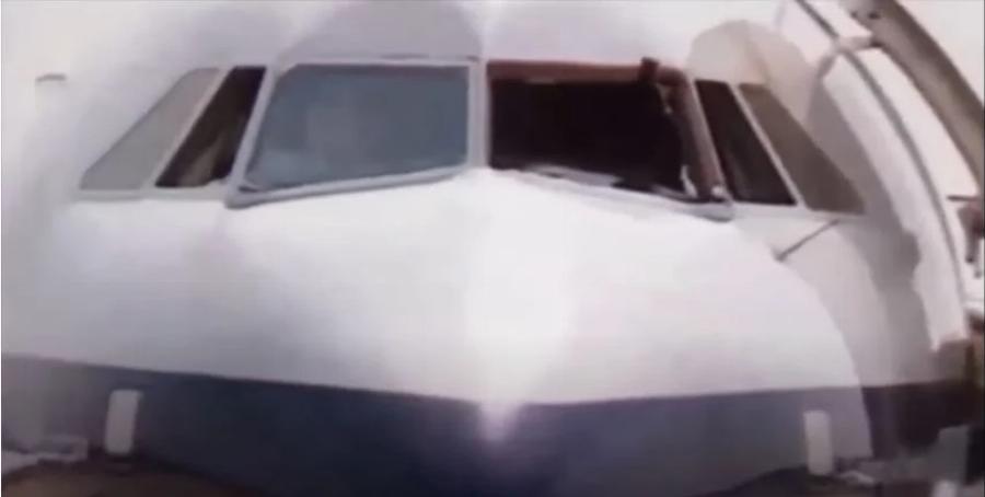 Έξω από το αεροπλάνο στα 23.000 πόδια: Η μοναδική ιστορία του πιλότου που κρεμάστηκε στο κενό και επέζησε