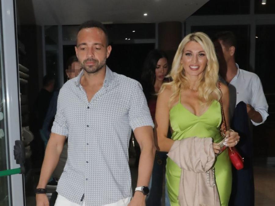 Δεν έχει πάρει ούτε γραμμάριο: Με μίνι φόρεμα η εγκυμονούσα Κωνσταντίνα Σπυροπούλου στα στενά της Νάξου