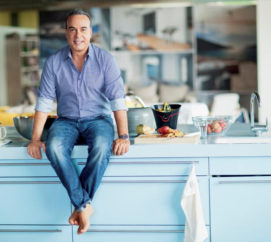 Φώτης Σεργουλόπουλος: Η απόρριψη, τα καψόνια στον στρατό, η καρμική σχέση, ο σύντροφός του από το survivor και η υιοθεσία του γιου του