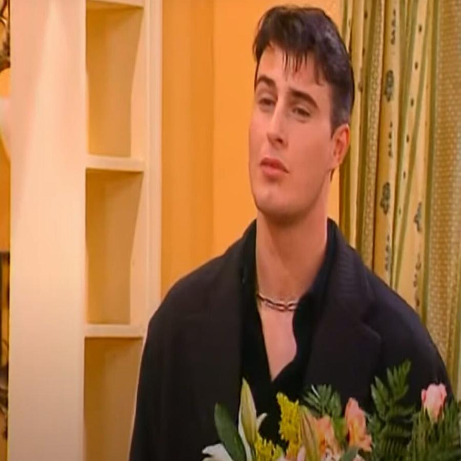 Θυμάστε τον κούκλο μοντελιστή που αλληλογραφούσε με τη Ματίνα στη σειρά Κωνσταντίνου και Ελένης; Δείτε πώς είναι σήμερα!