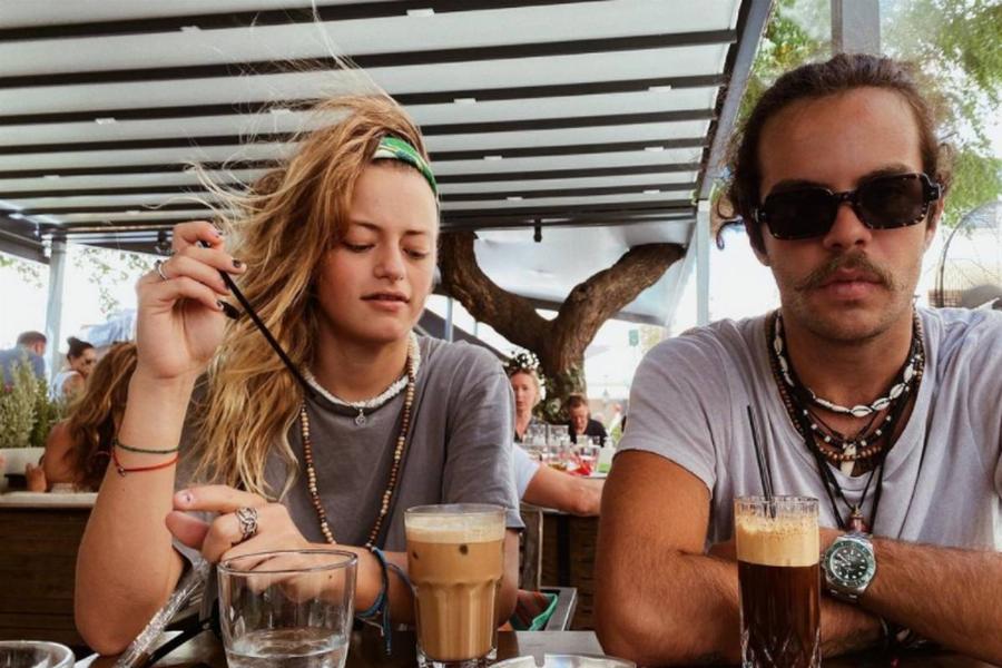 Όλα τα βλέμματα πάνω στη Γαία Μερκούρη: Μαυρισμένη και αμακιγιάριστη στο «Όναρ» με τον Άγγελο Λάτσιο