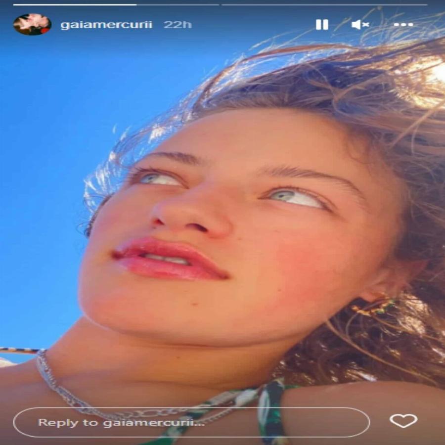 Όλα τα βλέμματα πάνω στη Γαία Μερκούρη: Μαυρισμένη και αμακιγιάριστη στο «Όναρ» με τον Άγγελο Λάτσιο