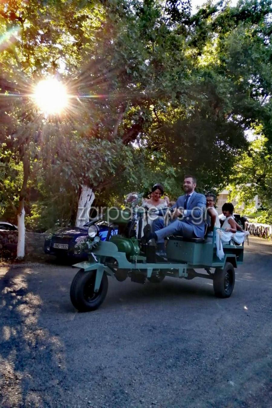Χανιά: Νύφη πήγε στην εκκλησία με τρίκυκλο – Ο γάμος με άρωμα άλλης εποχής που εντυπωσίασε