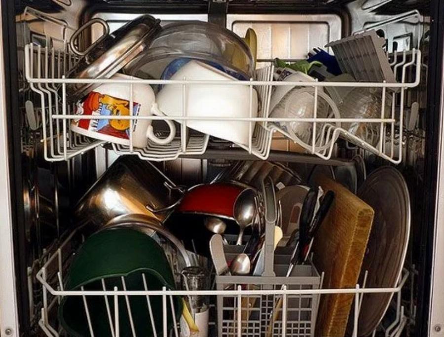 Δώστε βάση: Αυτή είναι η συχνή κίνηση που κάνουμε όλοι με το πλυντήριο πιάτων και είναι λάθος