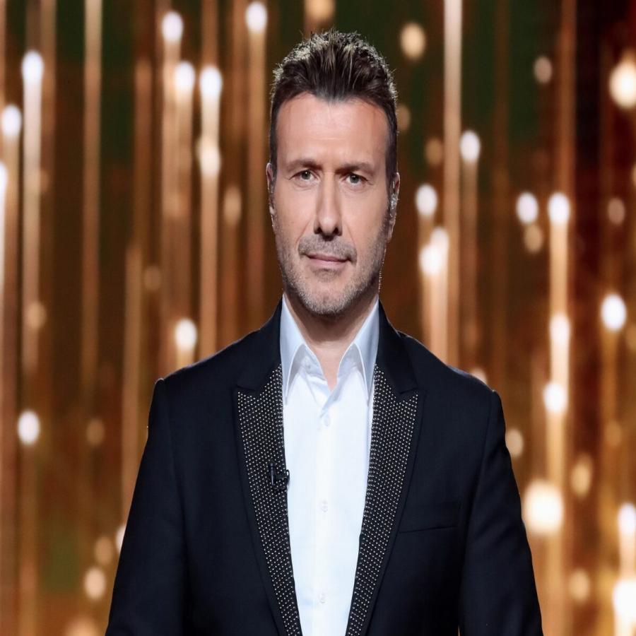 Γιάννης Πλούταρχος: Η καταγωγή, τα δύσκολα χρόνια, τα πρώτα βήματα στο τραγούδι και η οίκογένεια που υπεραγαπά