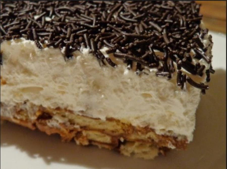 Ονειρικό μαμαδίστικο γλύκισμα: Το ποιο λαχταριστό μπισκοτογλυκό με κρέμα μπανάνας και έτοιμο μόνο σε 15 λεπτά