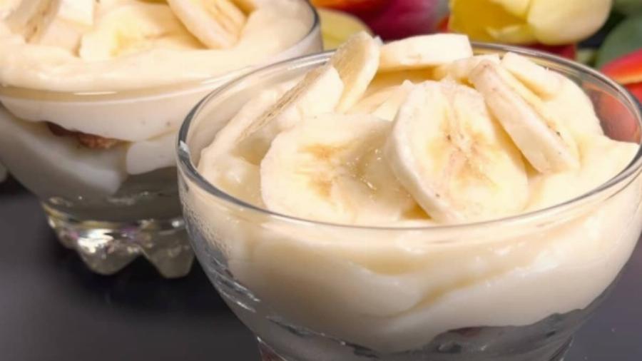 Θα γλείφετε τα δάχτυλά σας: Καλοκαιρινό γλυκό ψυγείου με μπανάνα και κράκερς – Έτοιμο σε 5 λεπτά