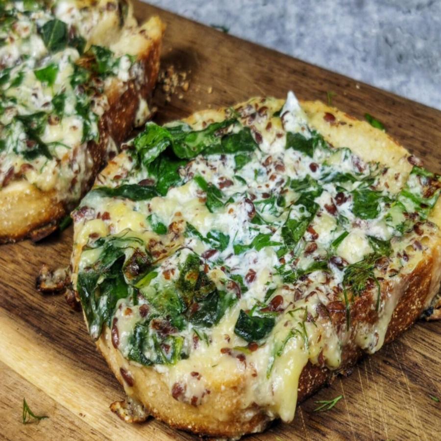 Σκέτη μούρλια: Πανεύκολη vegan σπανακόπιτα στην τοστιέρα έτοιμη μόλις σε 10 λεπτά – Η συνταγή που έχει γίνει viral