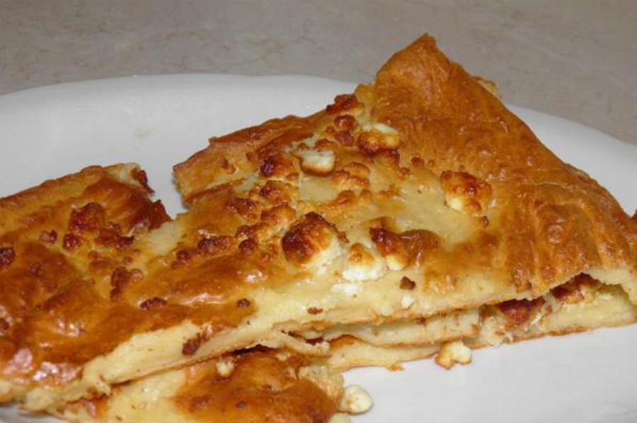 Παραδοσιακή ζυμαρόπιτα από το χωριό: Η μαμαδίστικη συνταγή με γιαούρτι και με το κόλπο με το ελαιόλαδο στη λαμαρίνα του φούρνου