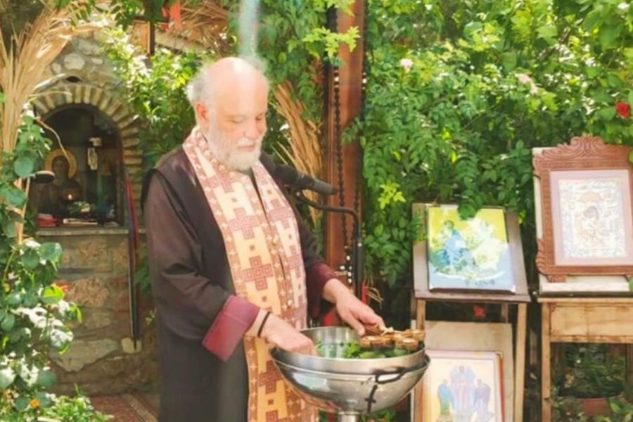 Ξέσπασε σε κλάμματα ο πατέρας Δημήτριος:  «Είδα να θεραπεύονται παράλυτοι, κουφοί. Με νοιάζει ο Παράδεισος όχι η Γη»