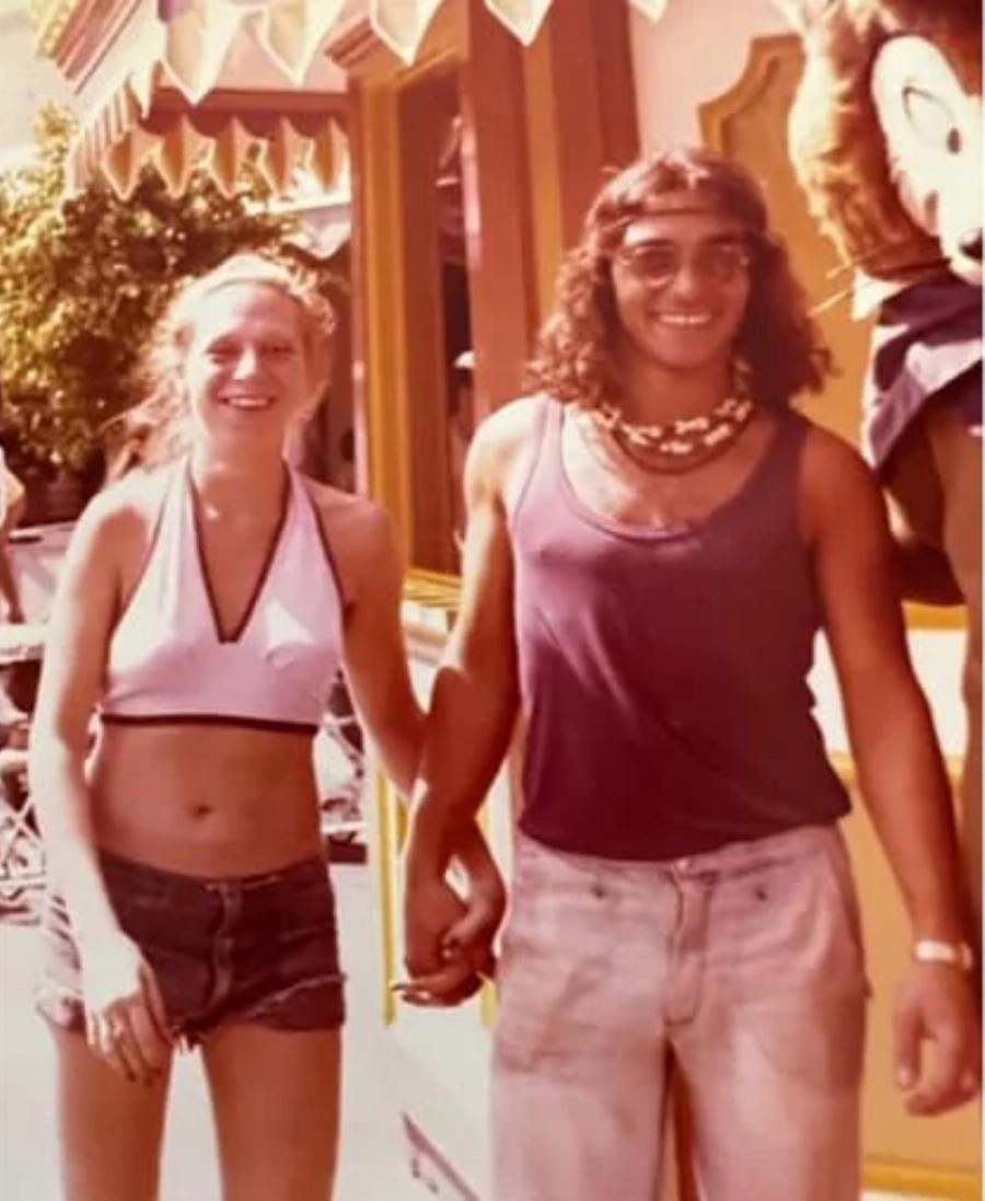 Στο CNN η ιστορία της: Ηρθε στην Ελλάδα από τις ΗΠΑ για διακοπές το 1971 και βρήκε τον έρωτα της ζωής της