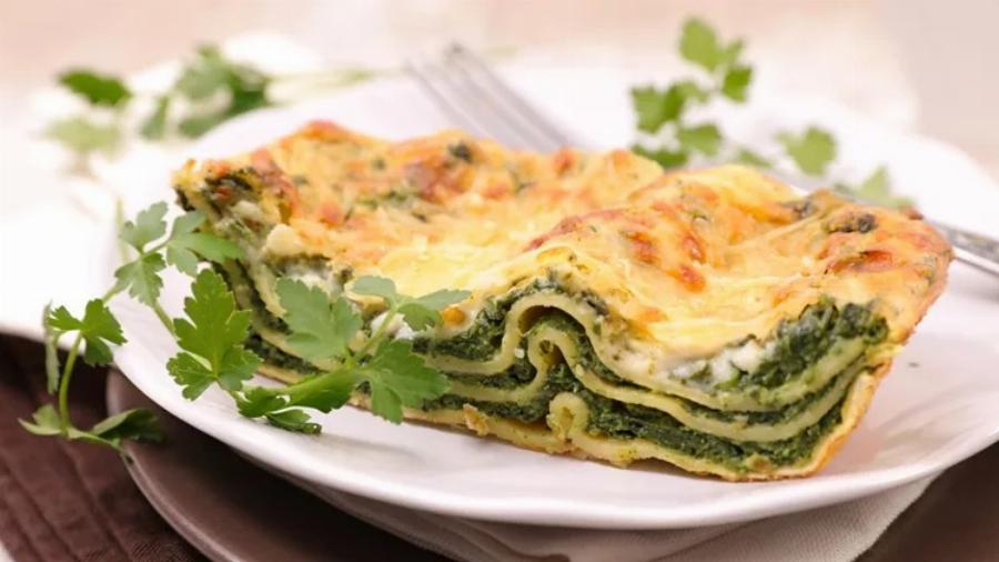 Γευστική καλοκαιρινή «αμαρτία»: Λαζάνια στο φούρνο με σπανάκι και λιωμένο τυρί