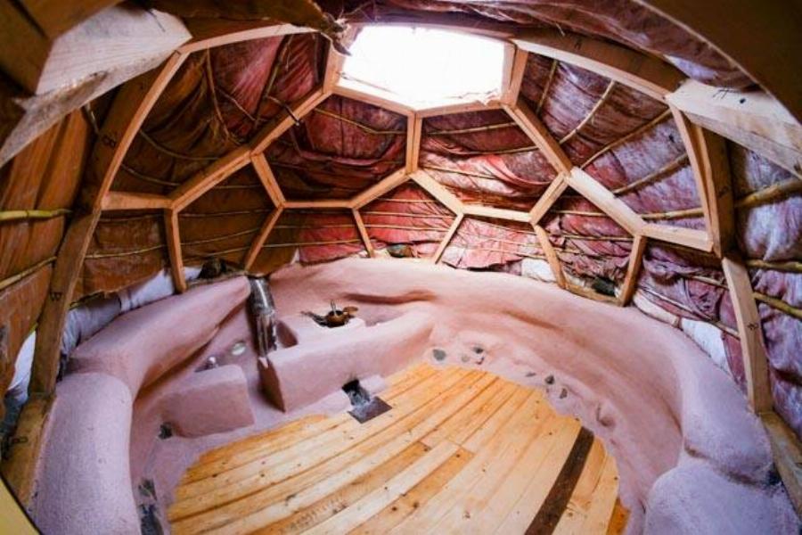 Βιώσιμα σπίτια από άχυρο και πηλό: Δυο Λαρισαίοι φτιάχνουν με 1500 ευρώ σπίτια