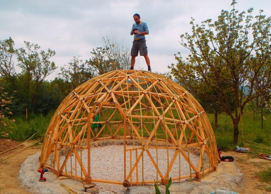Βιώσιμα σπίτια από άχυρο και πηλό: Δυο Λαρισαίοι φτιάχνουν με 1500 ευρώ σπίτια
