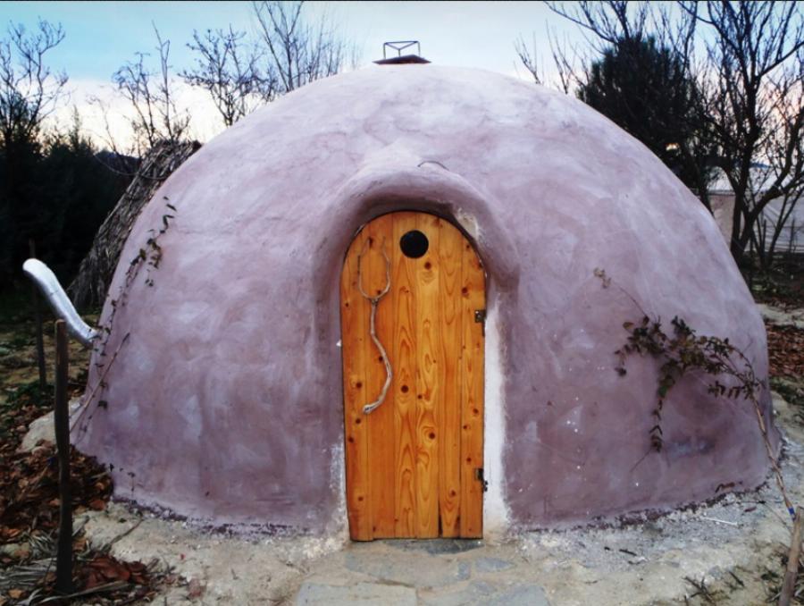 Βιώσιμα σπίτια από άχυρο και πηλό: Δυο Λαρισαίοι φτιάχνουν με 1500 ευρώ σπίτια