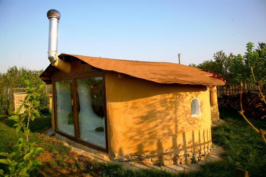 Βιώσιμα σπίτια από άχυρο και πηλό: Δυο Λαρισαίοι φτιάχνουν με 1500 ευρώ σπίτια