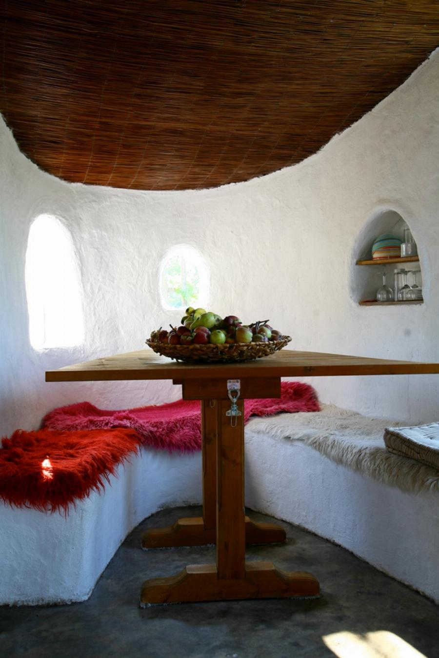 Βιώσιμα σπίτια από άχυρο και πηλό: Δυο Λαρισαίοι φτιάχνουν με 1500 ευρώ σπίτια