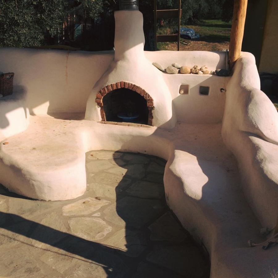 Βιώσιμα σπίτια από άχυρο και πηλό: Δυο Λαρισαίοι φτιάχνουν με 1500 ευρώ σπίτια