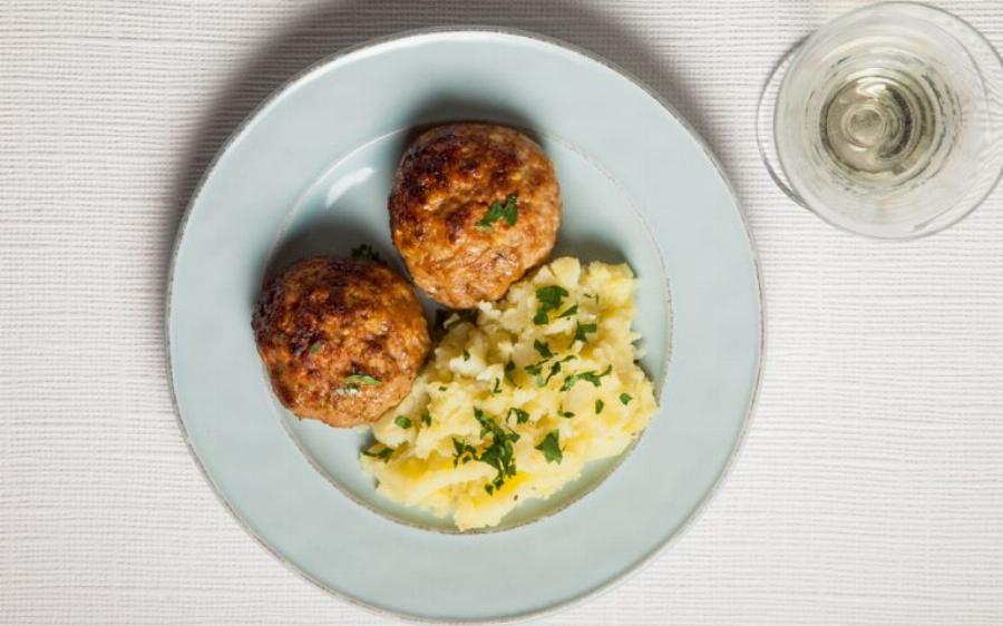 Μπιφτέκια για μερακλήδες: Πρόσθεσε τριμμένη πατάτα στον κιμά για τα μπιφτέκια – Το αποτέλεσμα θα σας ξετρελάνει