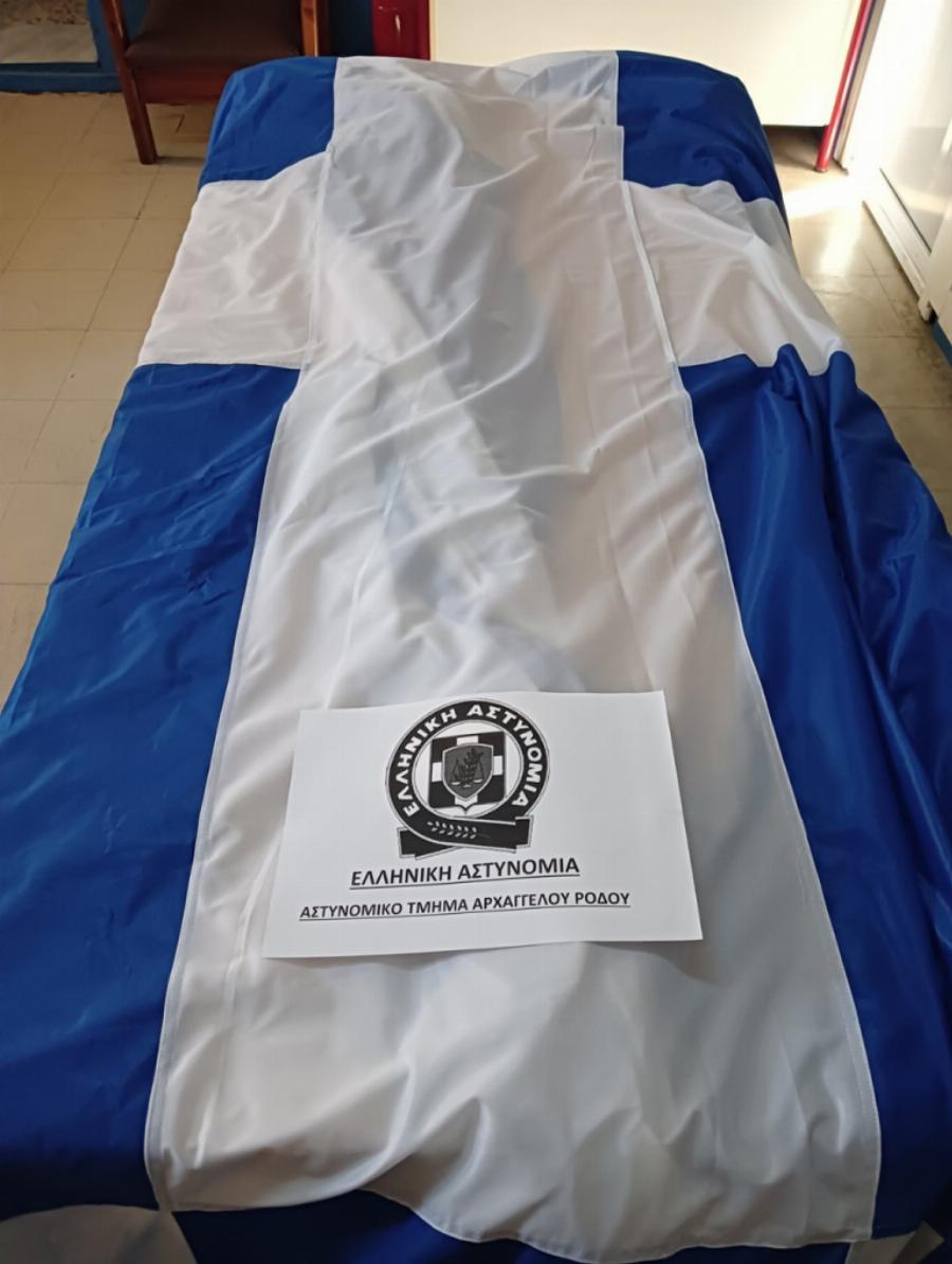 Απίστευτο περιστατικό στη Ρόδο: Ολλανδοί τουρίστες έκοψαν, κατέβασαν την ελληνική σημαία και έγραψαν υβριστικά συνθήματα