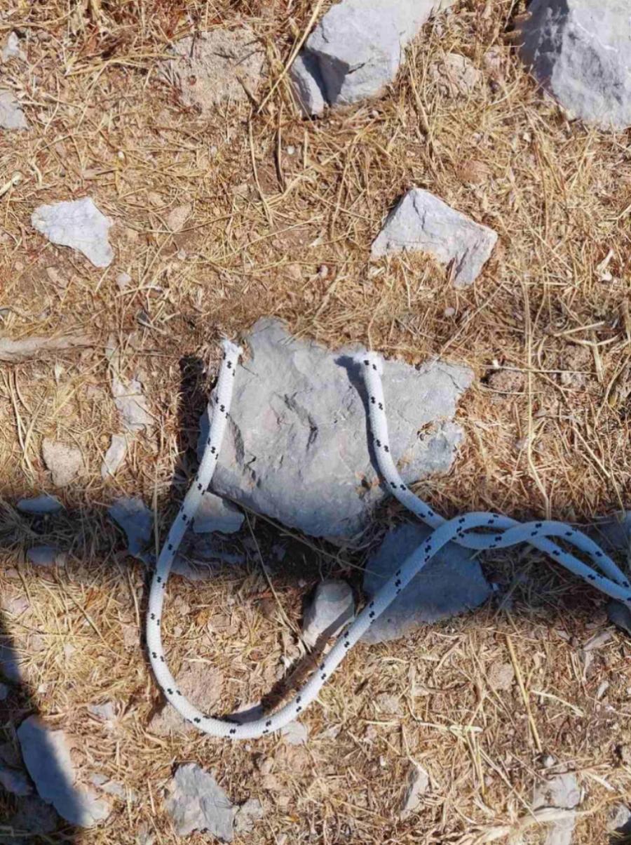 Απίστευτο περιστατικό στη Ρόδο: Ολλανδοί τουρίστες έκοψαν, κατέβασαν την ελληνική σημαία και έγραψαν υβριστικά συνθήματα