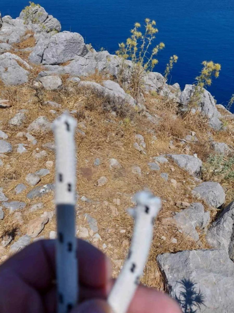 Απίστευτο περιστατικό στη Ρόδο: Ολλανδοί τουρίστες έκοψαν, κατέβασαν την ελληνική σημαία και έγραψαν υβριστικά συνθήματα