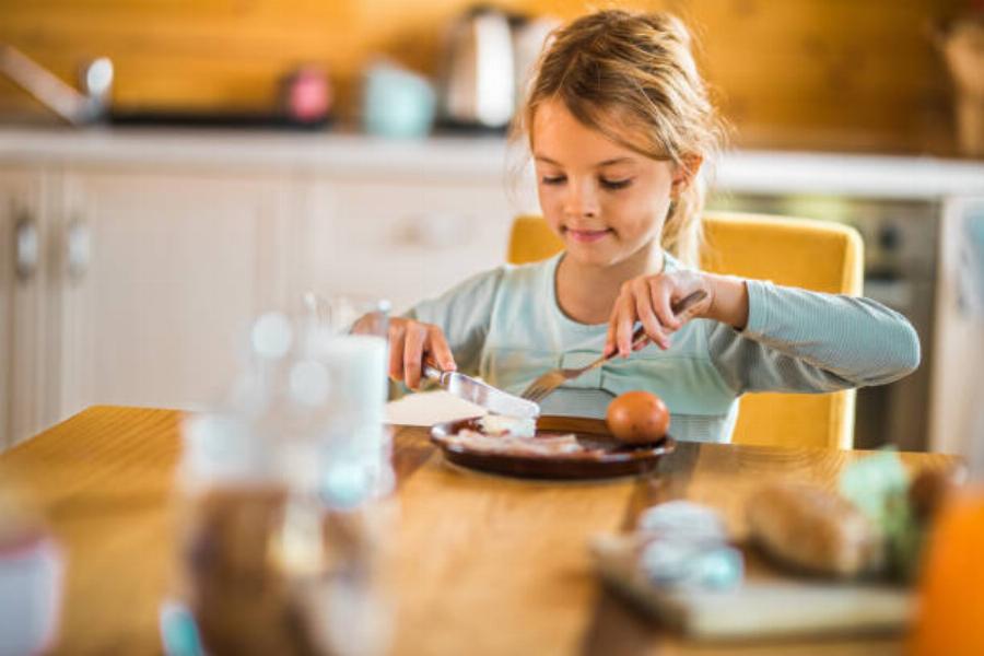 «Μόνο στην Ελλάδα έχω νιώσει να είναι τα παιδιά τόσο ανεπιθύμητα»: Ελληνίδα μητέρα ξέσπασε για ταμπέλα σε Ελληνική ταβέρνα