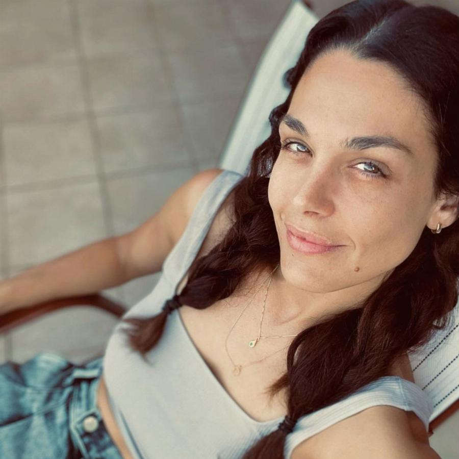 Σαν Ελληνίδα θεά: Η Ιωάννα Τριαντάφυλλου ποζάρει με το μπικίνι της σε ένα ονειρεμένο καλοκαιρινό τοπίο