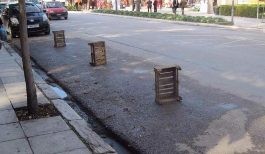 Καιρός ήταν: Πρόστιμο 400 ευρώ σε όσους καταλαμβάνουν παράνομα δρόμο ή πεζοδρόμιο