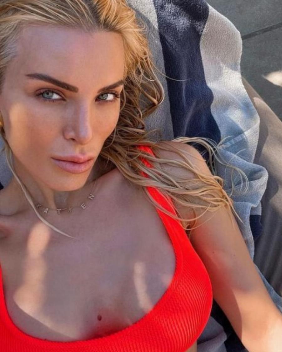 Πιο λαμπερή από ποτέ η Κατερίνα Καινούργιου: Η αρετουσάριστη φωτογραφία χωρίς ίχνος μακιγιάζ, με το μαγιό της και χωρίς φίλτρα