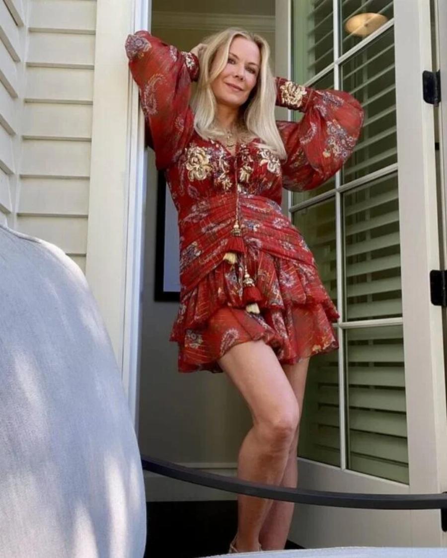 Βάζει κάτω και τις 20αρες στα 61 της: Η Μπρουκ από το Τόλμη και Γοητεία με μίνι φόρεμα είναι το όνειρο κάθε άντρα