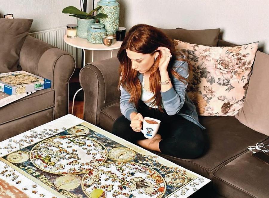 Βγαλμένο από παραμύθι με μεγάλο πράσινο κήπο: Το ονειρικό σπίτι που κατοικούν στις διακοπές τους Βάσω Λασκαράκη και Λευτέρης Σουλτάτος