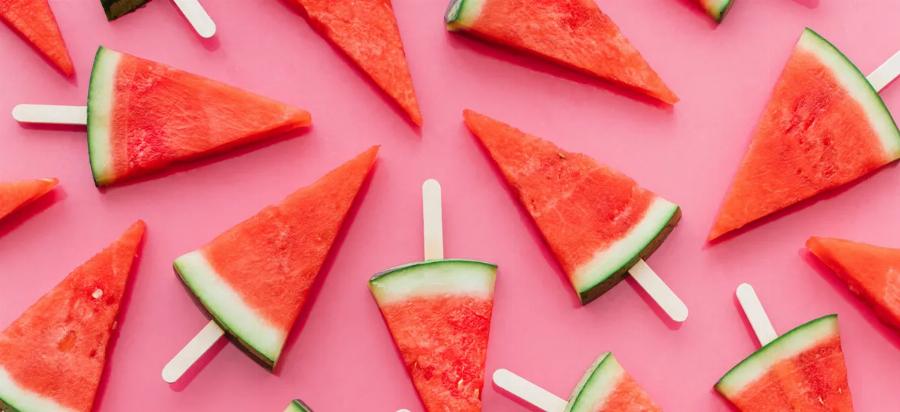 Το μυστικό για να το διαλέξετε: Γιατί πρέπει να σηκώνετε πάντα ένα καρπούζι πριν το αγοράσετε