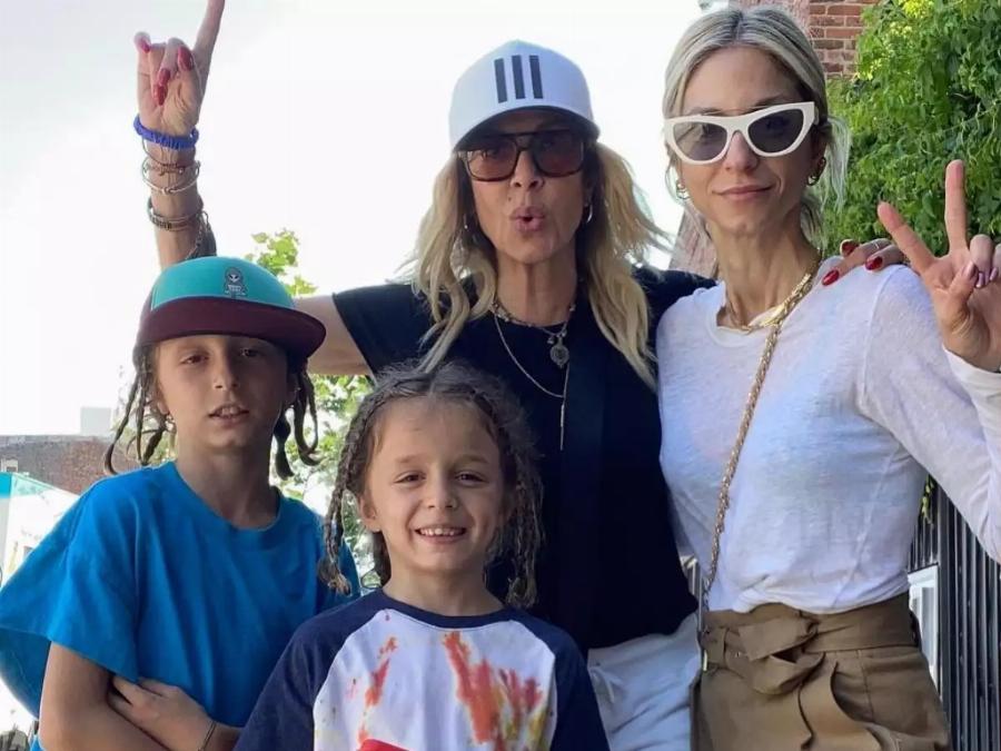 Η “γιαγιά Άννα Βίσση” έλιωσε με την φωνή του εγγονού της – Τραγούδησαν παρέα την νέα της επιτυχία