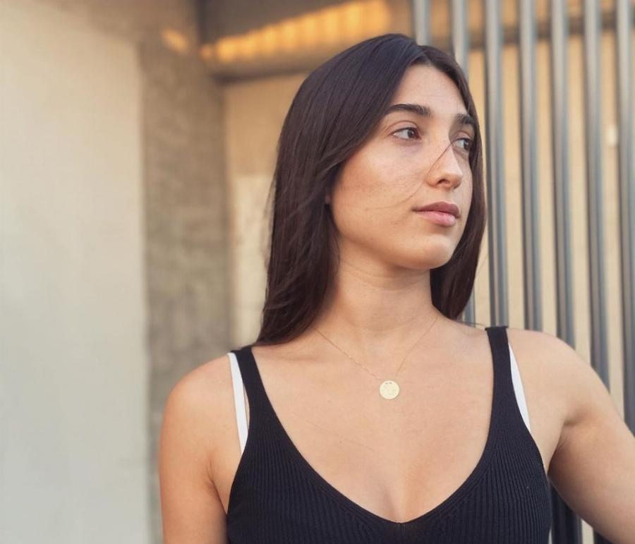 Πήρε το ταλέντο του πατέρα της: Η δυναμική είσοδος της κόρης του Πλούταρχου στην ελληνική δισκογραφία με το τραγούδι της “Πόσο Θέλω”