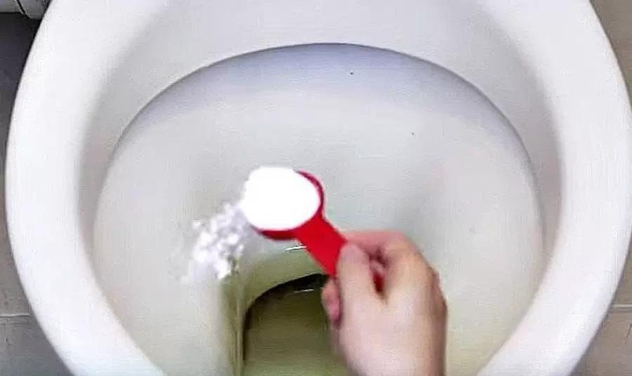 Δείτε πώς με ένα απλό και οικονομικό υλικό που σίγουρα έχετε στο σπίτι σας, θα εξαφανίσετε το πουρί της λεκάνης σε μια νύχτα