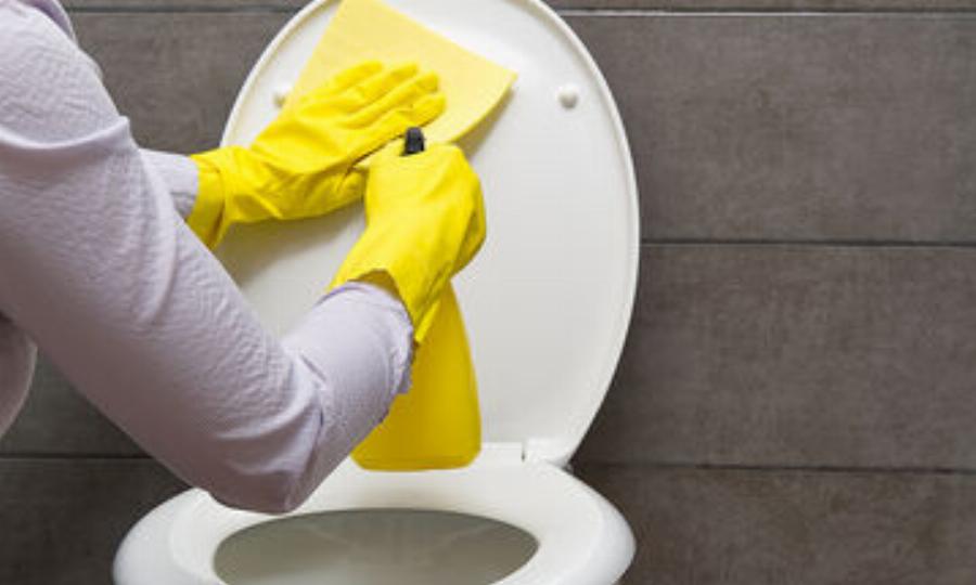 Κόλπο του ενός λεπτού: Το μυστικό για να καθαρίσετε πανεύκολα τη λεκάνη του μπάνιου