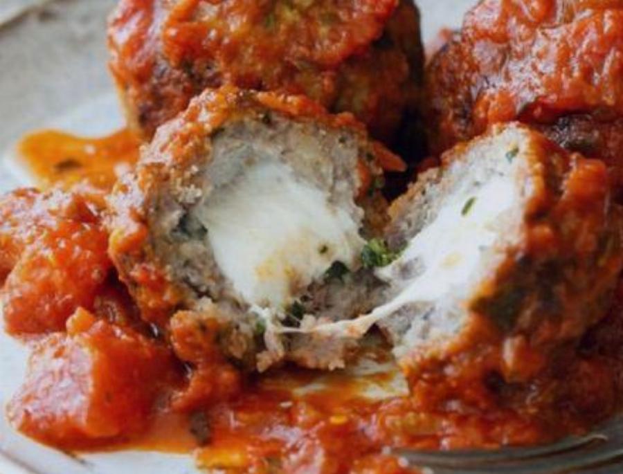 Μαμαδίστικα κεφτεδάκια: Η λαχταριστή συνταγή με γέμιση από μοτσαρέλα μαγειρεμένα στο φούρνο