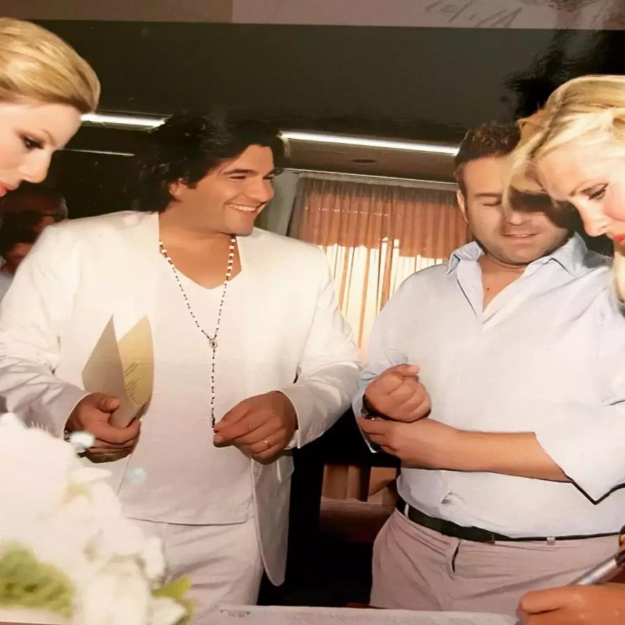 Σπάνιες φωτογραφίες από τον γάμο της Κελεκίδου και Κουρκούλη, με κουμπαρά την Ελένη Μενεγάκη