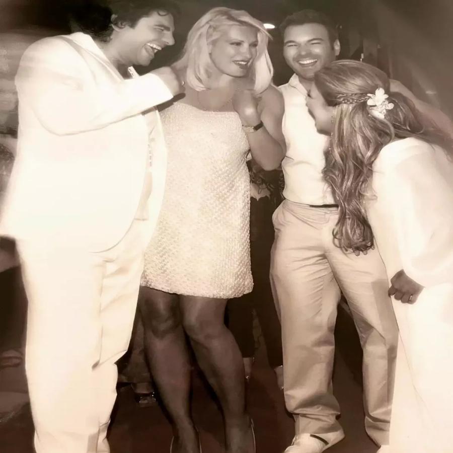 Σπάνιες φωτογραφίες από τον γάμο της Κελεκίδου και Κουρκούλη, με κουμπαρά την Ελένη Μενεγάκη