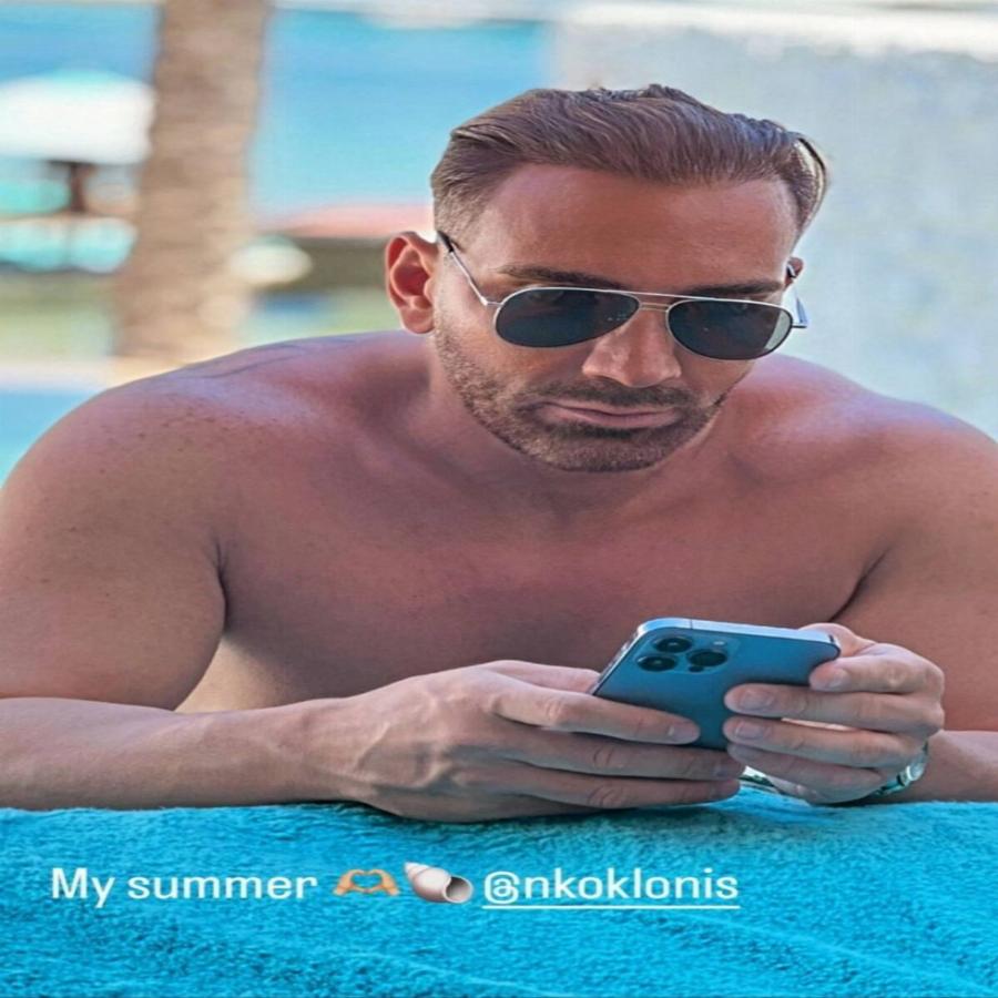 Τελείως γυμνασμένος και μαυρισμένος: Νίκος Κοκλώνης και Κατερίνα Καινούργιου μαζί για μπάνιο στη Μύκονο