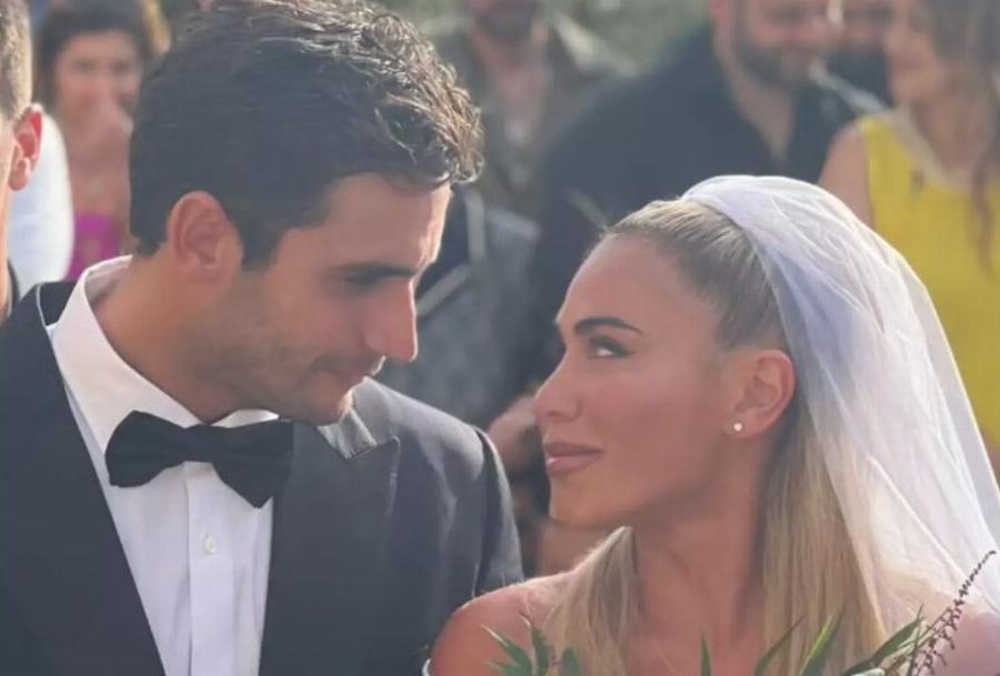 Σαν να βγήκε από παραμύθι: Ονειρική η κρεβατοκάμαρα των νιόπαντρων Καπότση και Μεταξά – Με ονειροπαγίδες και κουνουπιέρα