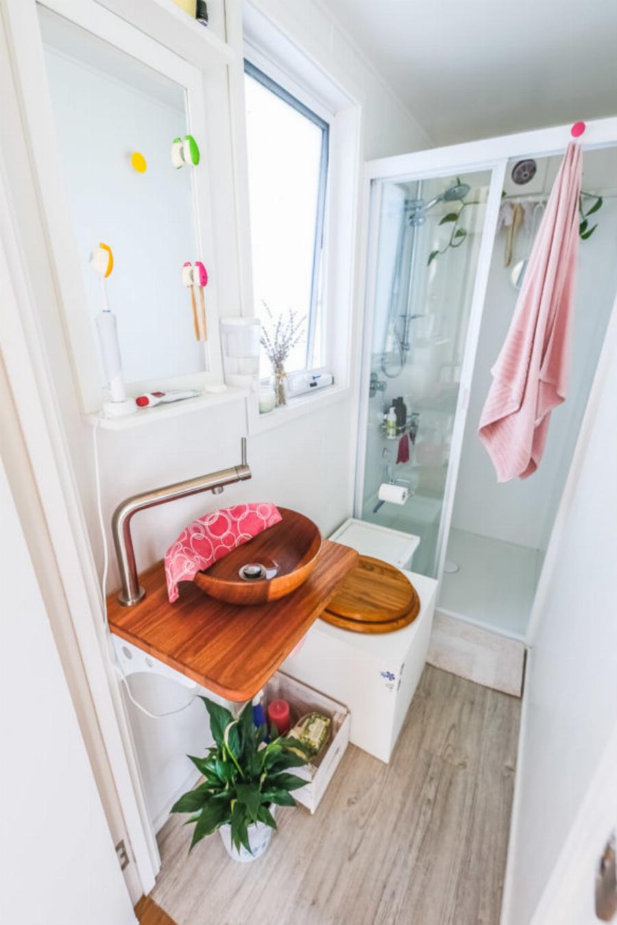 Σαν κουκλόσπιτο: Κοπέλα ζει σε σπίτι 17 τετραγωνικά, και το εσωτερικό του είναι τόσο άνετο και σικ