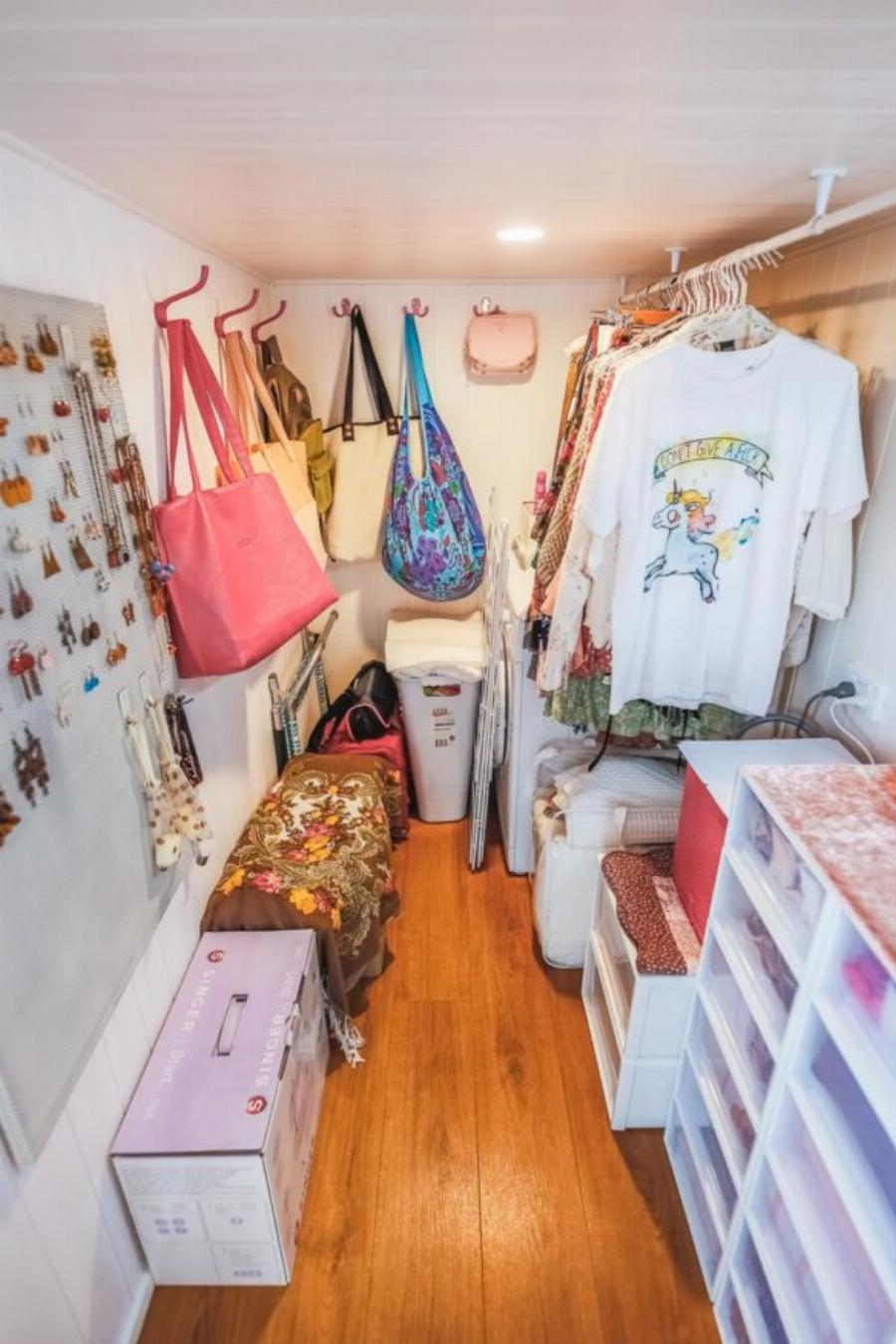 Σαν κουκλόσπιτο: Κοπέλα ζει σε σπίτι 17 τετραγωνικά, και το εσωτερικό του είναι τόσο άνετο και σικ