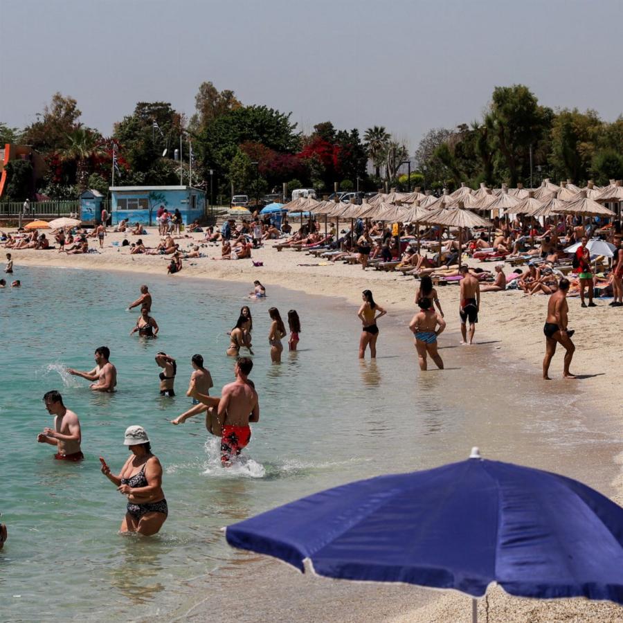 Καλοκαίρι 2022: Γέμισαν οι παραλίες με τάπερ από το σπίτι και πλαστικό καφέ