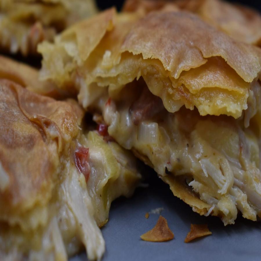 Σκέτη μούρλια: Πληθωρική και λαχταριστή κοτόπιτα με κρέμα έτοιμη σε χρόνο μηδέν – Θα σας αδειάσουν το ταψί