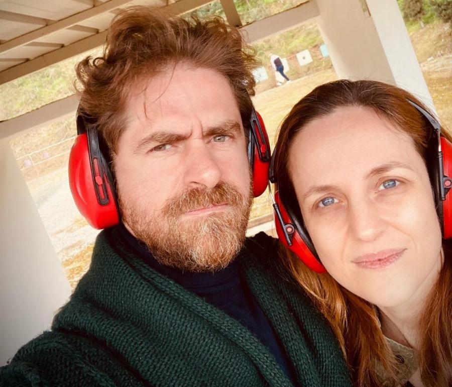 Σε καλοκαιρινή διάθεση: Ο Μαθιός άρχισε διακοπές με τη σύζυγό του και η κόρη τους έκλεψε την παράσταση