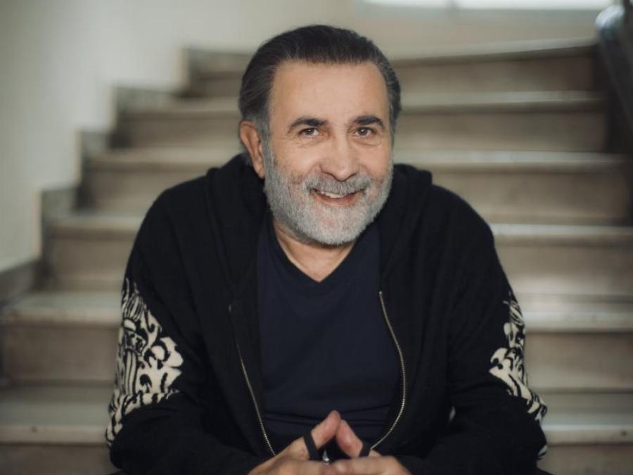 Όπως δεν τον έχουμε ξαναδεί: Ο Λάκης Λαζόπουλος χορεύει μερακλήδικο ζεϊμπέκικο υπό τους ήχους του «Αντιλαλούν οι φυλακές»