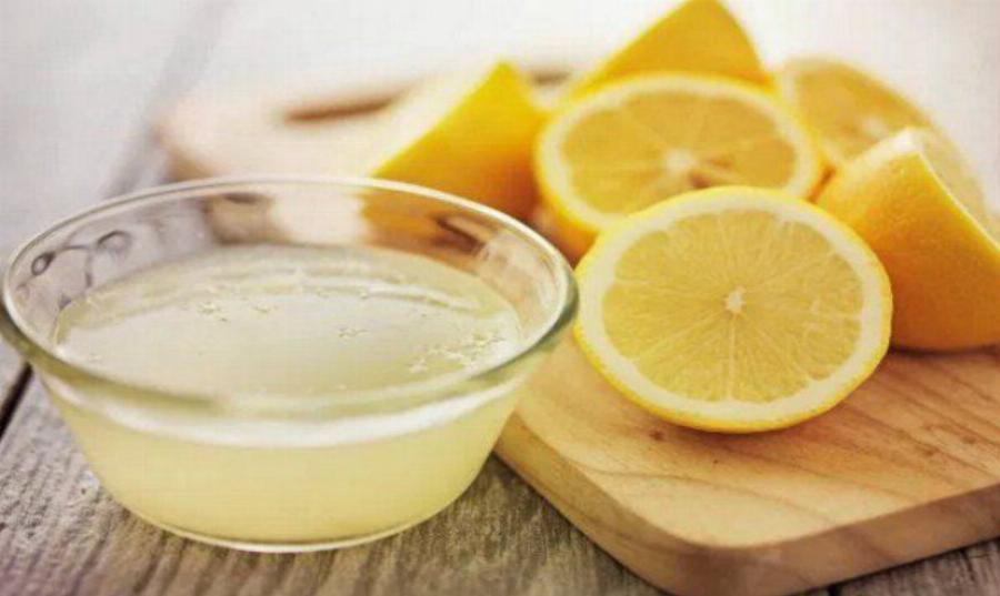 Ρίχνει μια κούπα από χυμό λεμονιού μέσα στο πλυντήριο ρούχων – Το αποτέλεσμα θα σας ενθουσιάσει